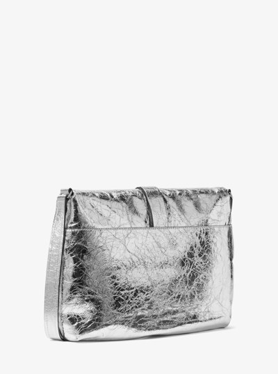 Grand sac &agrave; &eacute;paule Darrington en cuir craquel&eacute; in ARGENT | Michael Kors