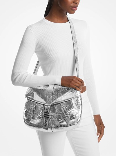 Grand sac &agrave; &eacute;paule Darrington en cuir craquel&eacute; in ARGENT | Michael Kors
