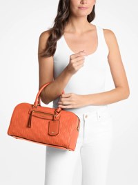Sac de voyage &agrave; bandouli&egrave;re Jet Set Travel de taille moyenne en cuir gaufr&eacute; &agrave; logo