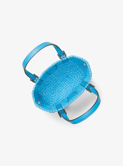 Tr&egrave;s petit sac &agrave; bandouli&egrave;re Quinn en paille crochet&eacute;e &agrave; la main in BLEU MILOS | Michael Kors