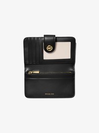 Portefeuille de taille moyenne en cuir grain&eacute; avec breloque MK Pop