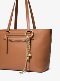 Colgante para bolso con cord&oacute;n en tono dorado y motas