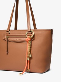 Breloque pour sac de ton or avec cordon mouchet&eacute;
