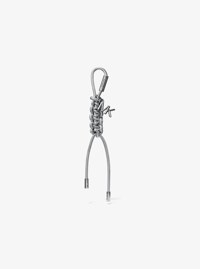 Breloque pour sac de ton argent avec cordon tress&eacute; et m&eacute;tallis&eacute;