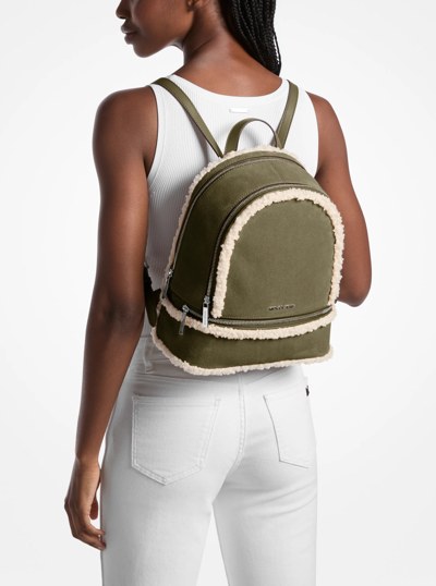 Sac &agrave; dos Rhea de taille moyenne en su&egrave;de et en fausse toison d&rsquo;agneau in VERT OLIVE | Michael Kors