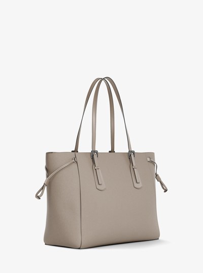Bolso tote Voyager grande de cuero saffiano in GRIS PERLA | Michael Kors