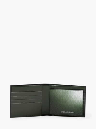 Billetera plegable Cooper con dise&ntilde;o ombr&eacute; y logotipo exclusivo y solapa para documento de identificaci&oacute;n in MUSGO COMBINADO | Michael Kors