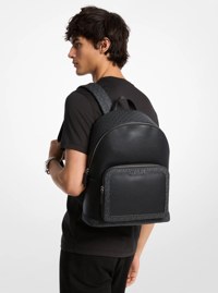 Mochila Cooper mediana de piel granulada y logotipo exclusivo para trayectos diarios
