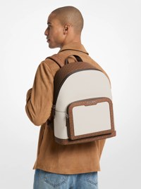 Mochila Cooper mediana de piel granulada y logotipo exclusivo para trayectos diarios