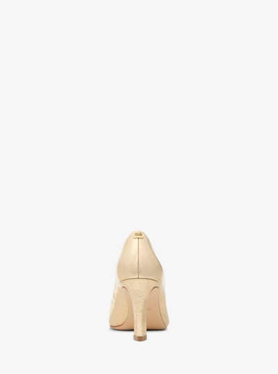Escarpin Darrah en cuir verni craquel&eacute; et m&eacute;tallis&eacute; in OR P&Acirc;LE | Michael Kors