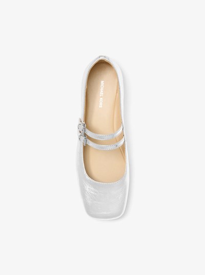 Chaussure plate Mary Jane Matilda en cuir craquel&eacute; et m&eacute;tallis&eacute; in ARGENT | Michael Kors