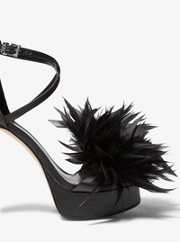 Sandales &agrave; plateforme en satin orn&eacute;es de plumes Cami