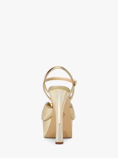 Sandale &agrave; plateforme Elena en cuir m&eacute;tallis&eacute; in OR P&Acirc;LE | Michael Kors