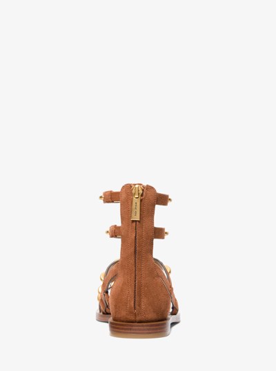 Sandale gladiateur Noa en su&egrave;de &agrave; clous in LUGGAGE | Michael Kors