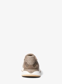 Dax Mixed-Media Trainer