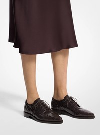 Zapato Oxford Annette de&nbsp;charol con motivo de cocodrilo en relieve
