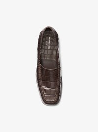 Loafer Carolyn de piel con motivo de cocodrilo en relieve