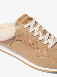 Zapatilla sin cordones Avi con ribete de imitaci&oacute;n de piel de oveja