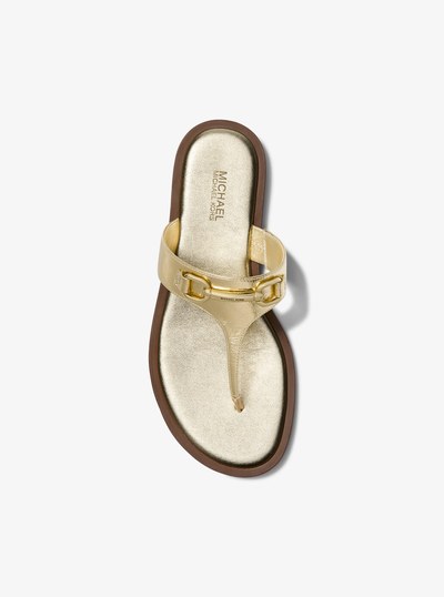 Sandalia Carson de cuero metalizado craquelado in DORADO P&Aacute;LIDO | Michael Kors