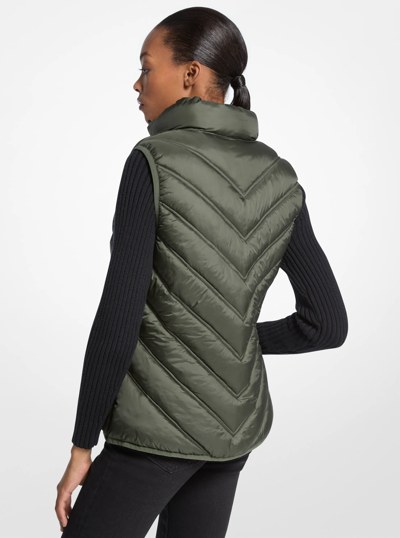 Gilet compact en nylon matelass&eacute; &agrave; chevrons et &agrave; imprim&eacute; &agrave; logo in VERT OLIVE | Michael Kors
