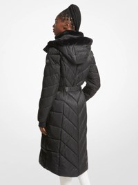 Manteau matelass&eacute; &agrave; garniture en fausse fourrure et &agrave; ceinture