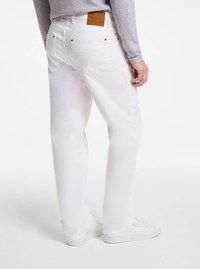 Jean Finn en denim extensible &agrave; jambe droite