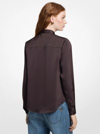 Blusa de sat&eacute;n con cuello atado