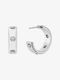 Aretes tipo huggie con logotipo