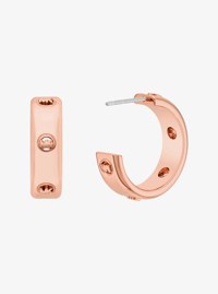 Aretes tipo huggie con logotipo