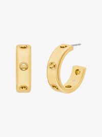 Aretes tipo huggie con logotipo
