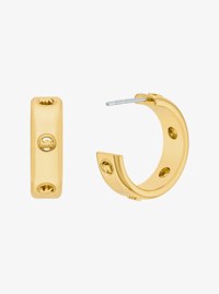 Aretes tipo huggie con logotipo