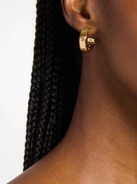 Aretes tipo huggie con logotipo