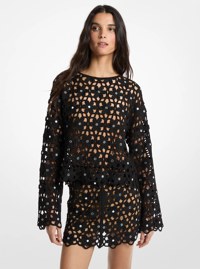 Top de crochet con adornos florales y espejos
