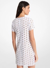 Vestido de neopreno con corte l&aacute;ser floral y adornos de espejos