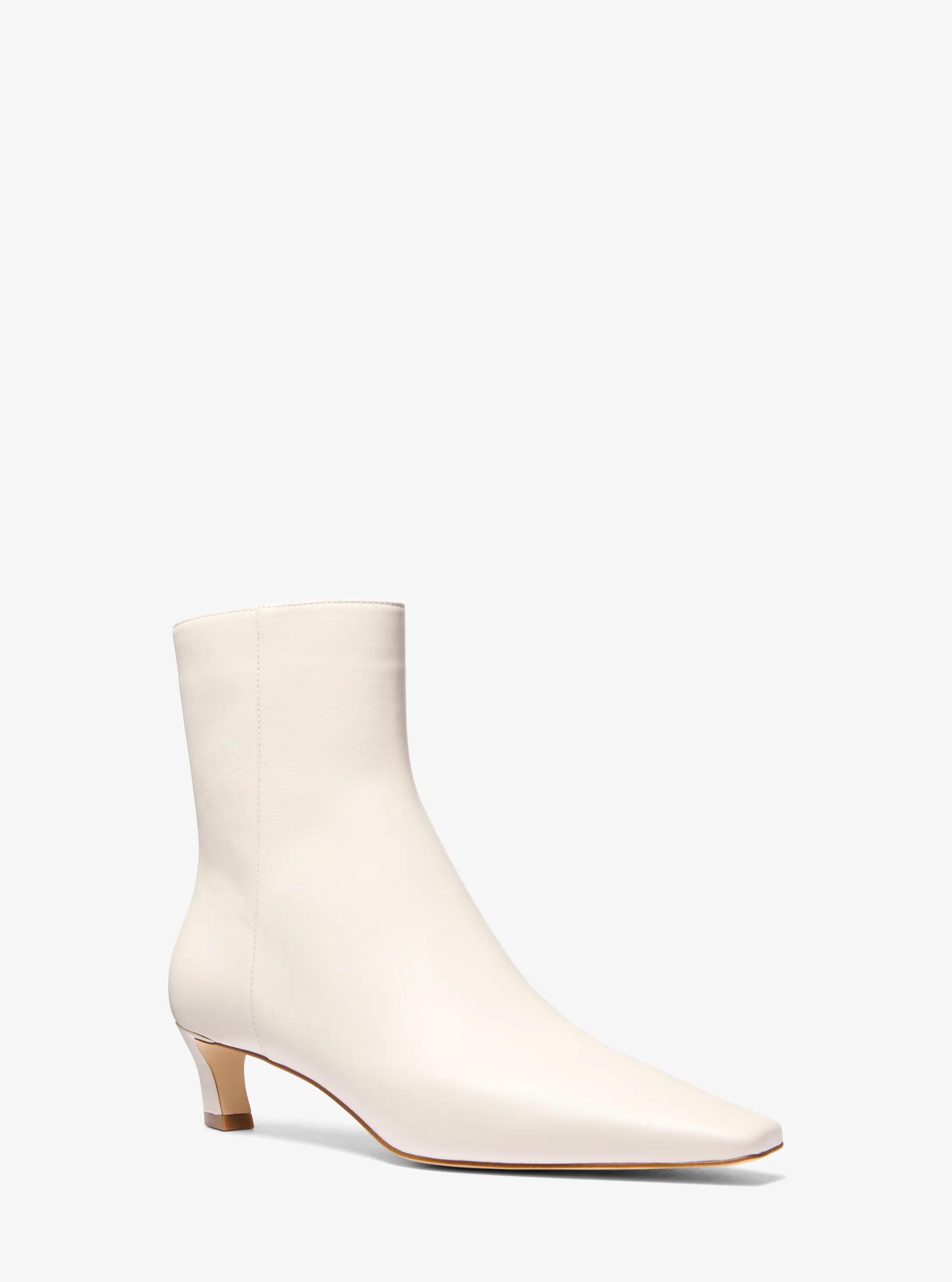 Bota Cosmo con tac&oacute;n bajo de piel in CREMA CLARO | Michael Kors