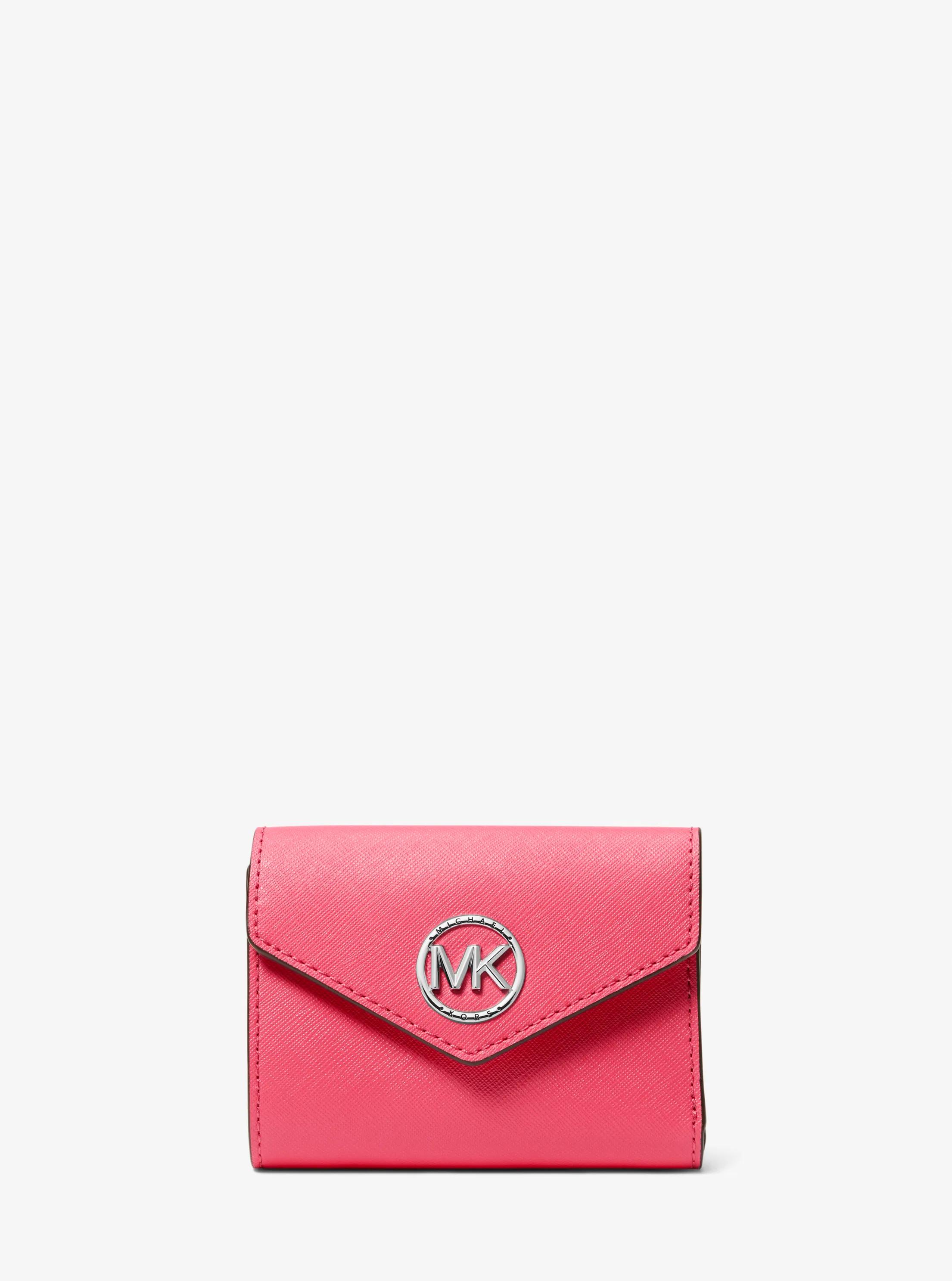 Cartera tipo sobre Carmen mediana de piel saffiano con tres pliegues in GERANIO | Michael Kors