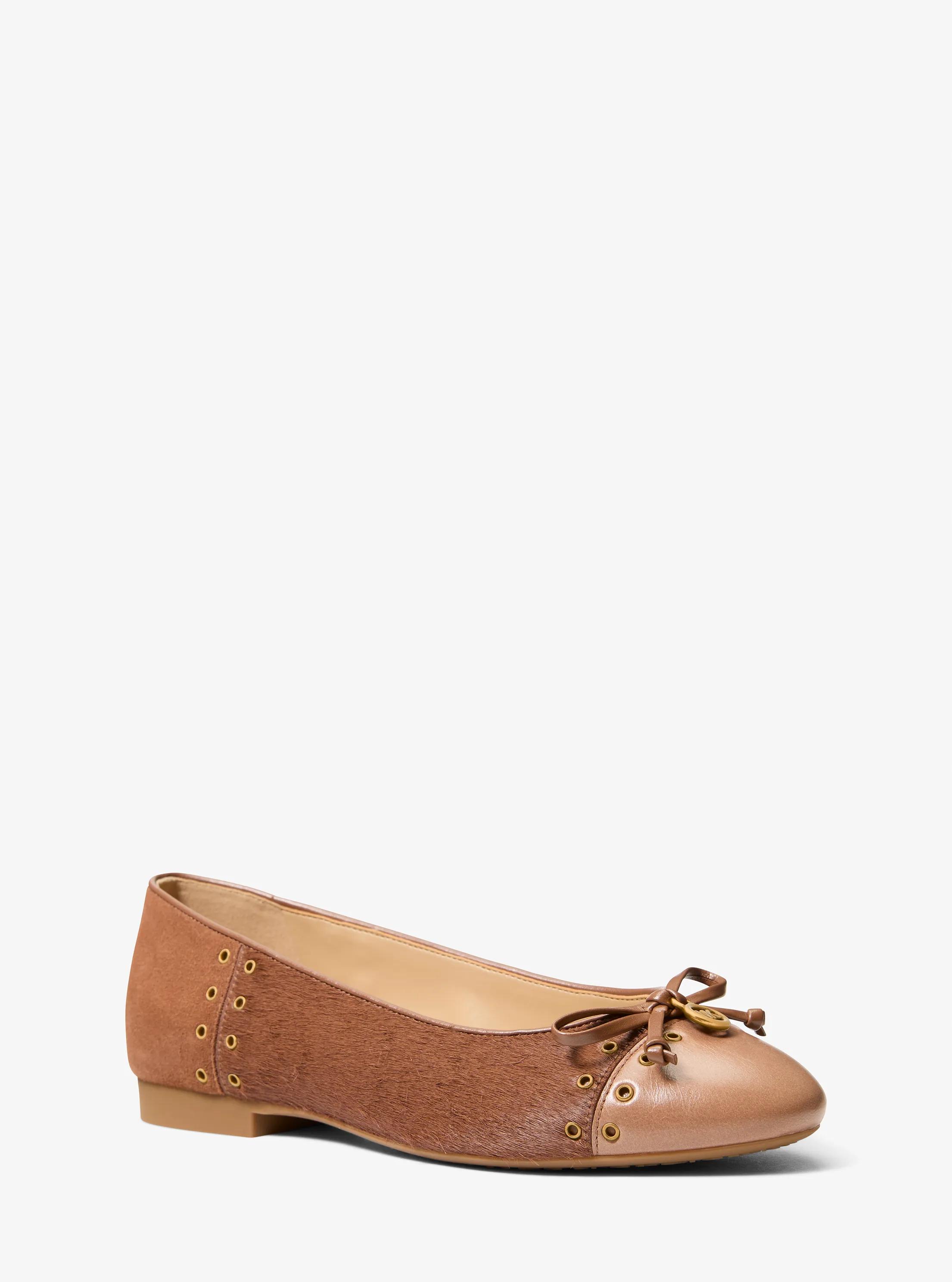 Chausson de ballet Piper Flex en cuir &agrave; &oelig;illets et en poils de veau in LUGGAGE | Michael Kors