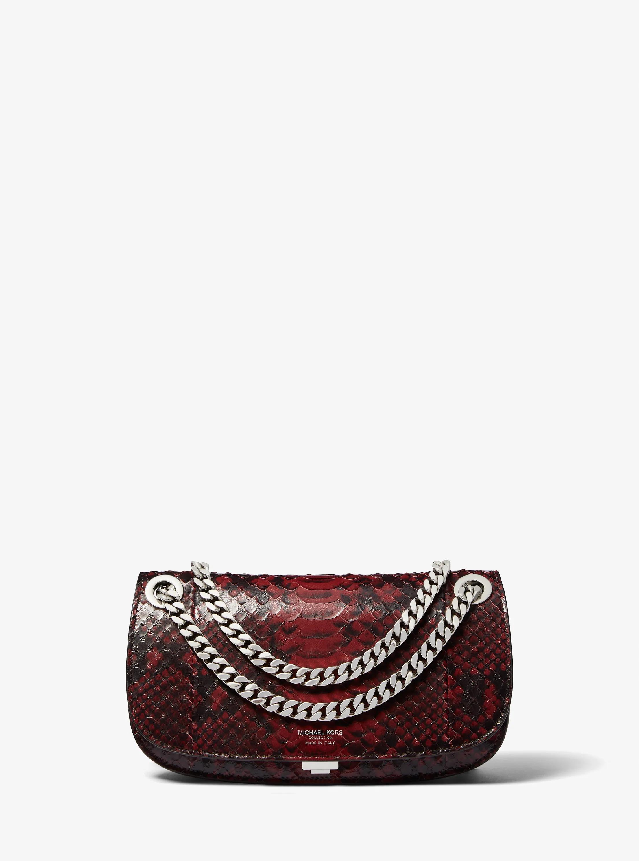 Bolso tipo sobre Christie mini de piel en relieve con motivo de pit&oacute;n in MERLOT | Michael Kors