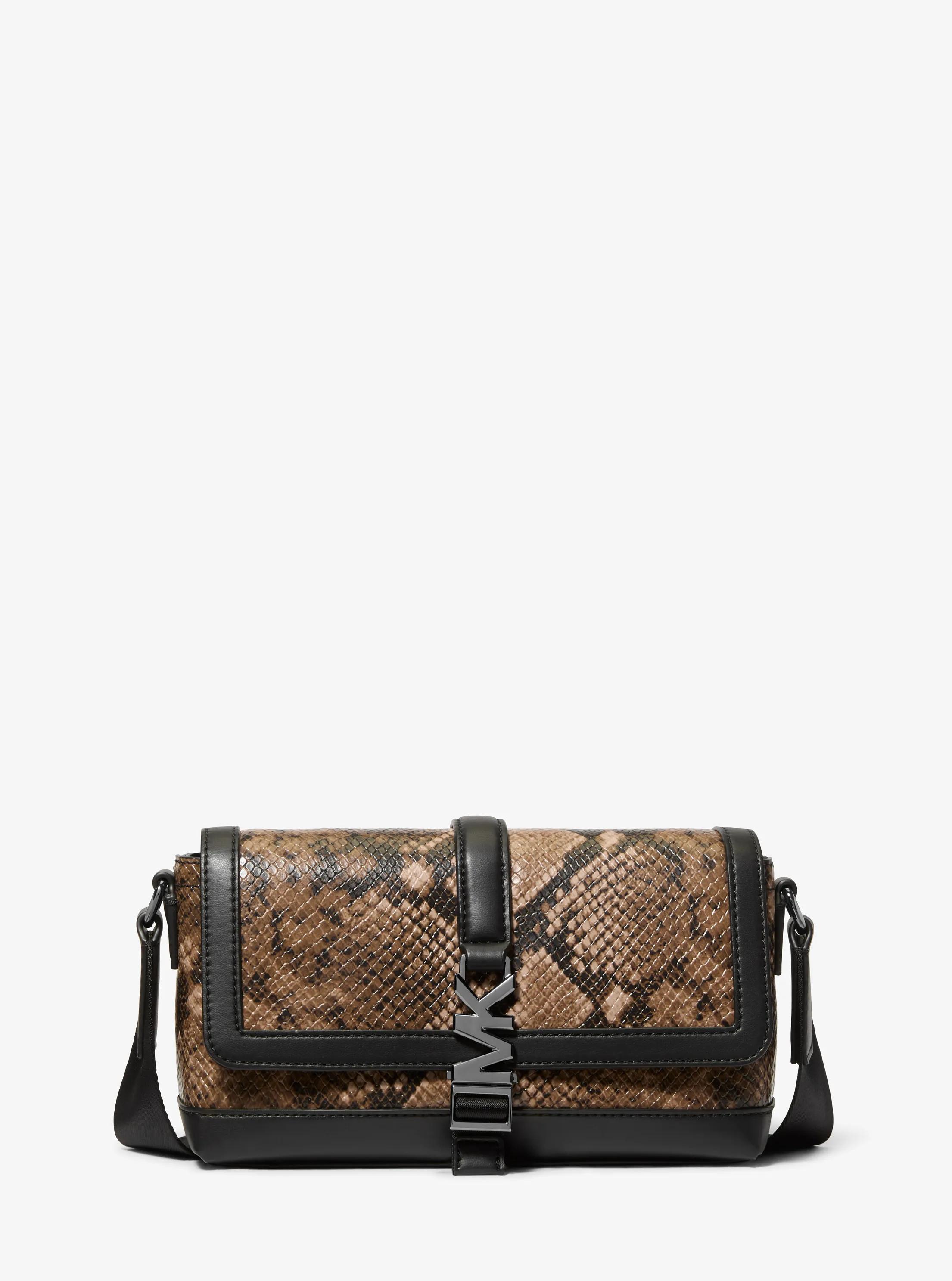 Bandolera Cyrus peque&ntilde;a de piel con dise&ntilde;o de serpiente en relieve in MADERA FLOTANTE | Michael Kors