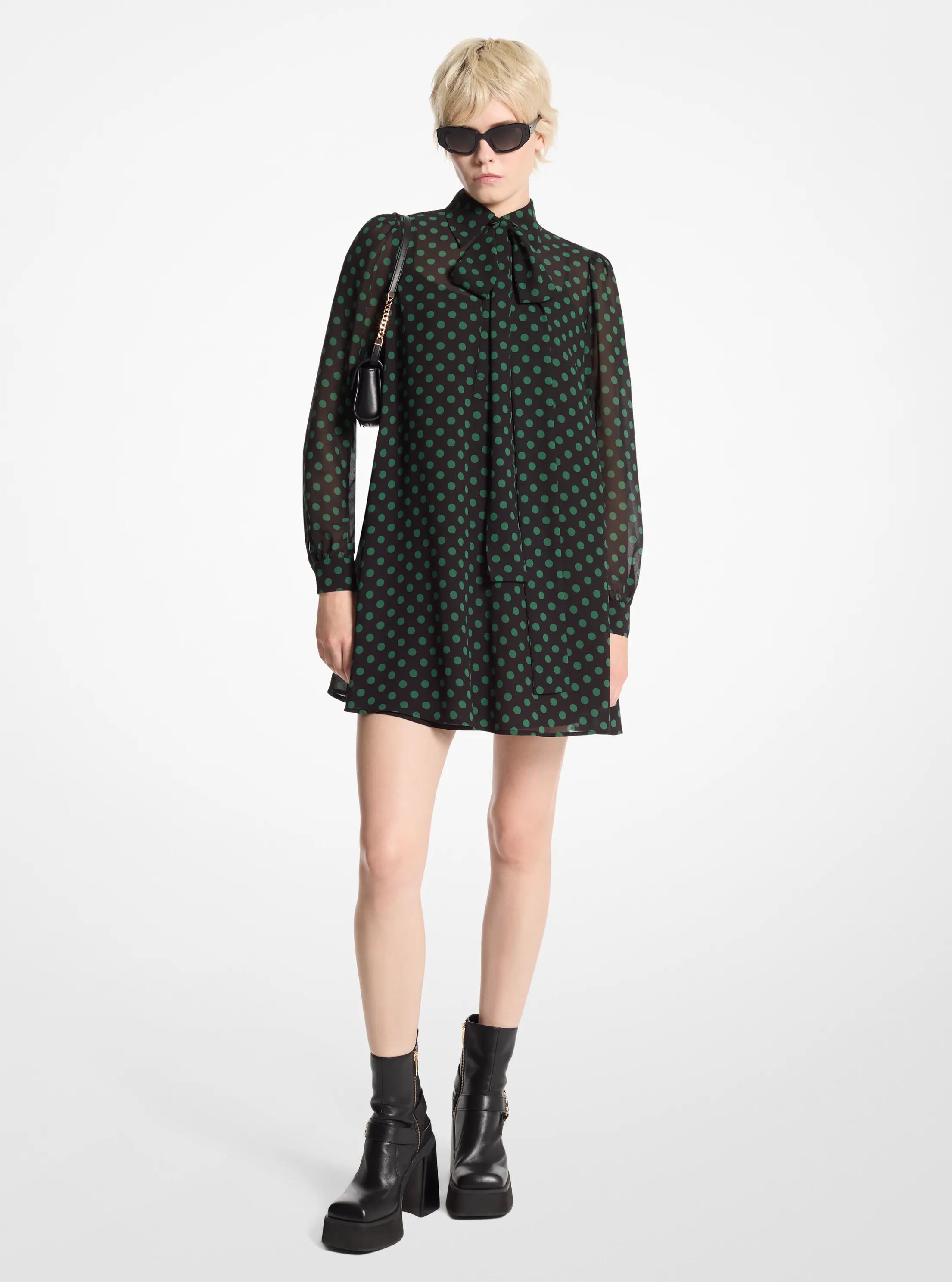 Vestido de georgette con estampado de lunares y cuello con lazada