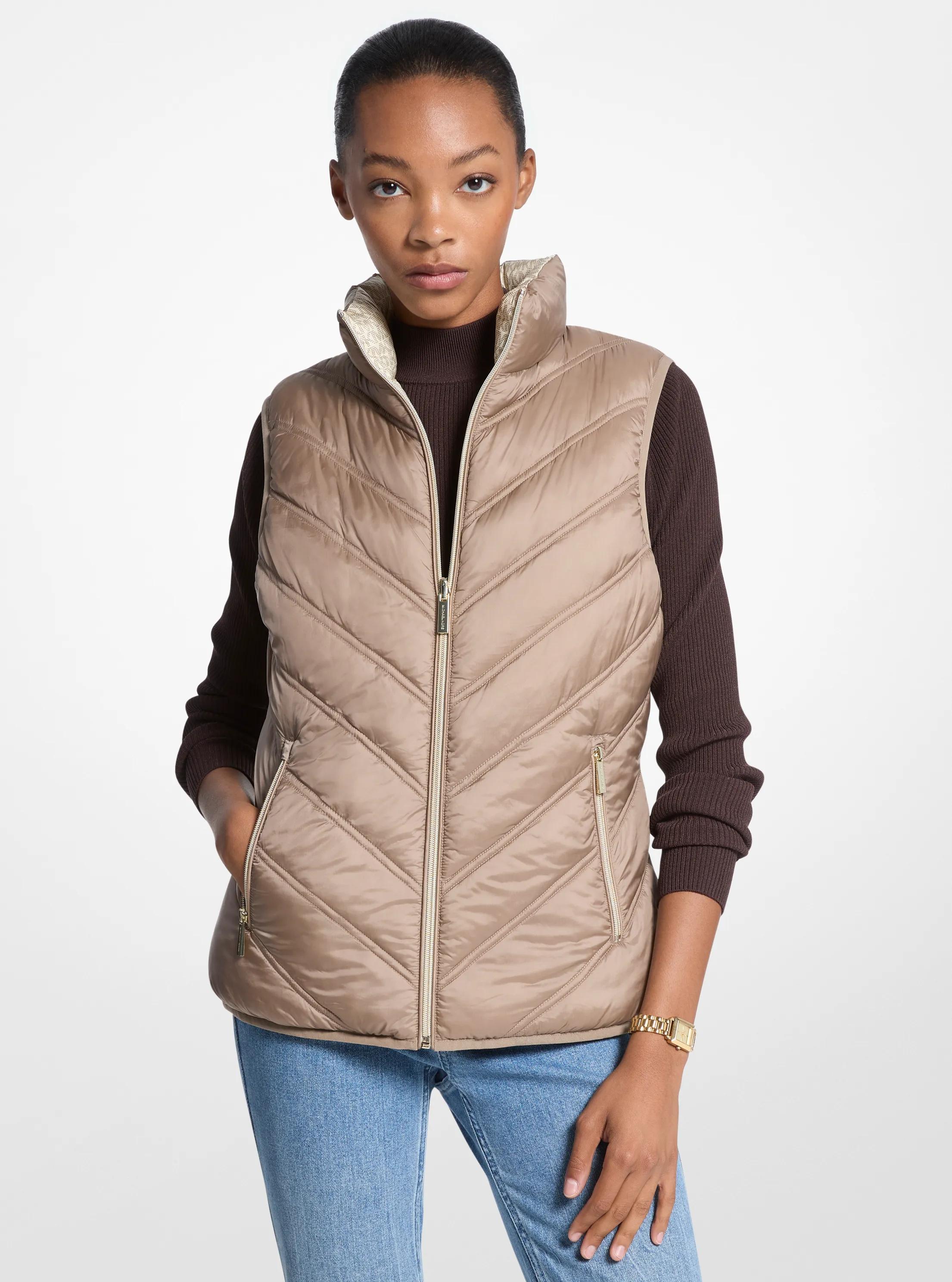 Gilet compact en nylon matelass&eacute; &agrave; chevrons et &agrave; imprim&eacute; &agrave; logo in LOGO TAUPE/OS | Michael Kors