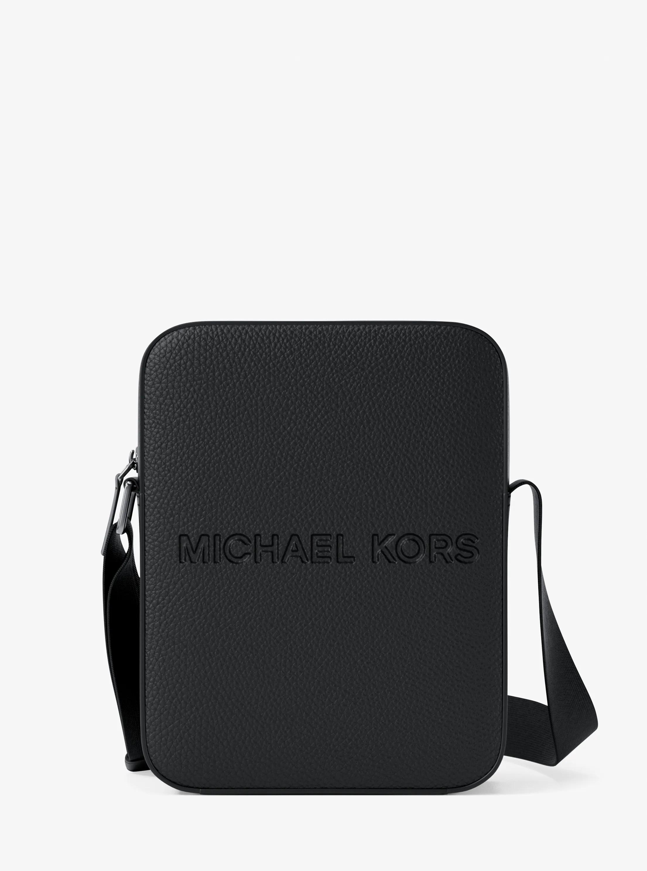 Bolso messenger Cooper de piel granulada con logotipo en relieve in NEGRO | Michael Kors