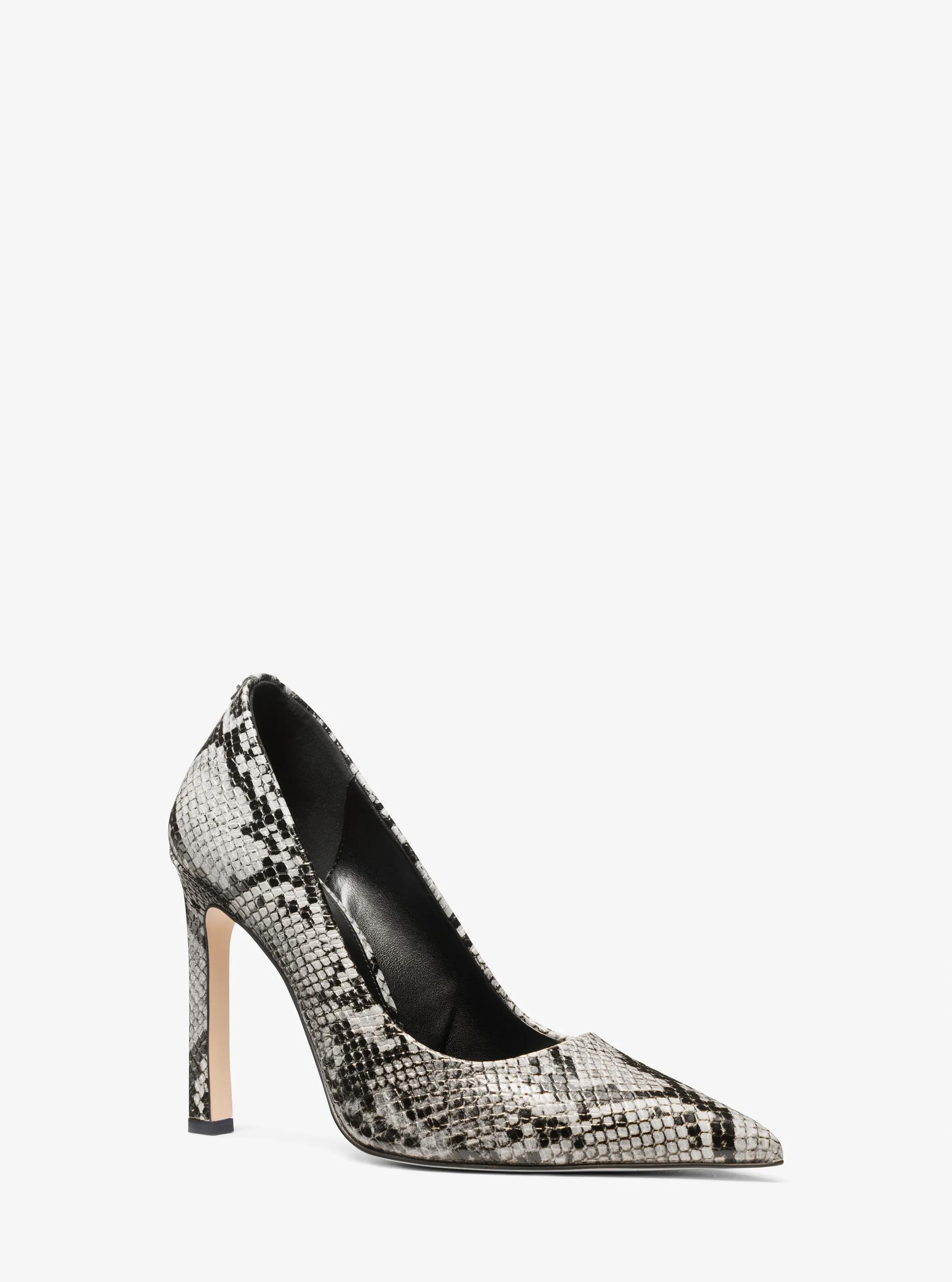 Zapato de sal&oacute;n Amara de piel con motivo de serpiente en relieve in GRIS CANTERA | Michael Kors