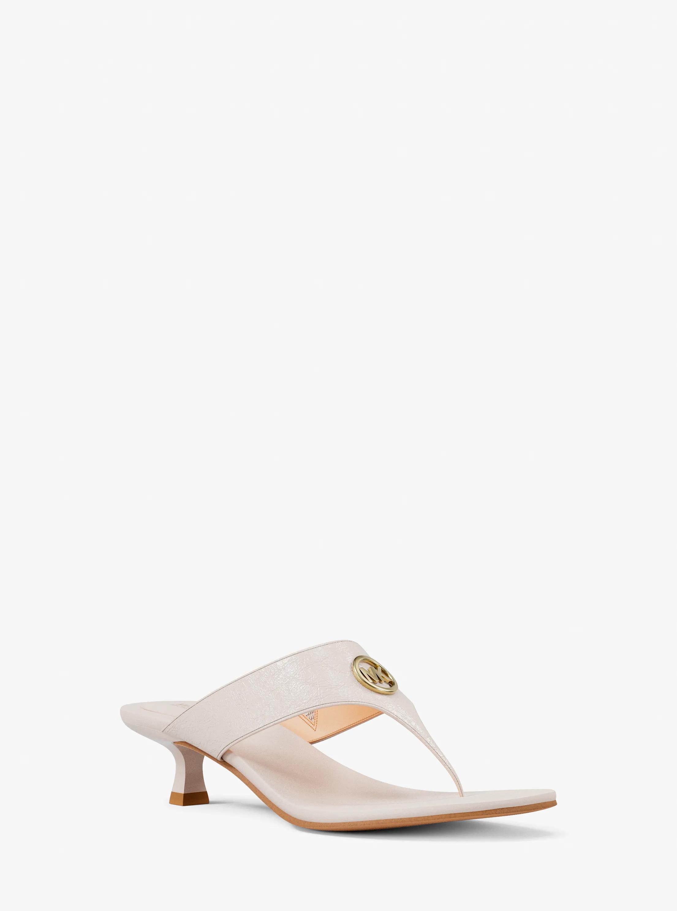 Sandalia Anneka de charol con tira en T in CREMA CLARO | Michael Kors