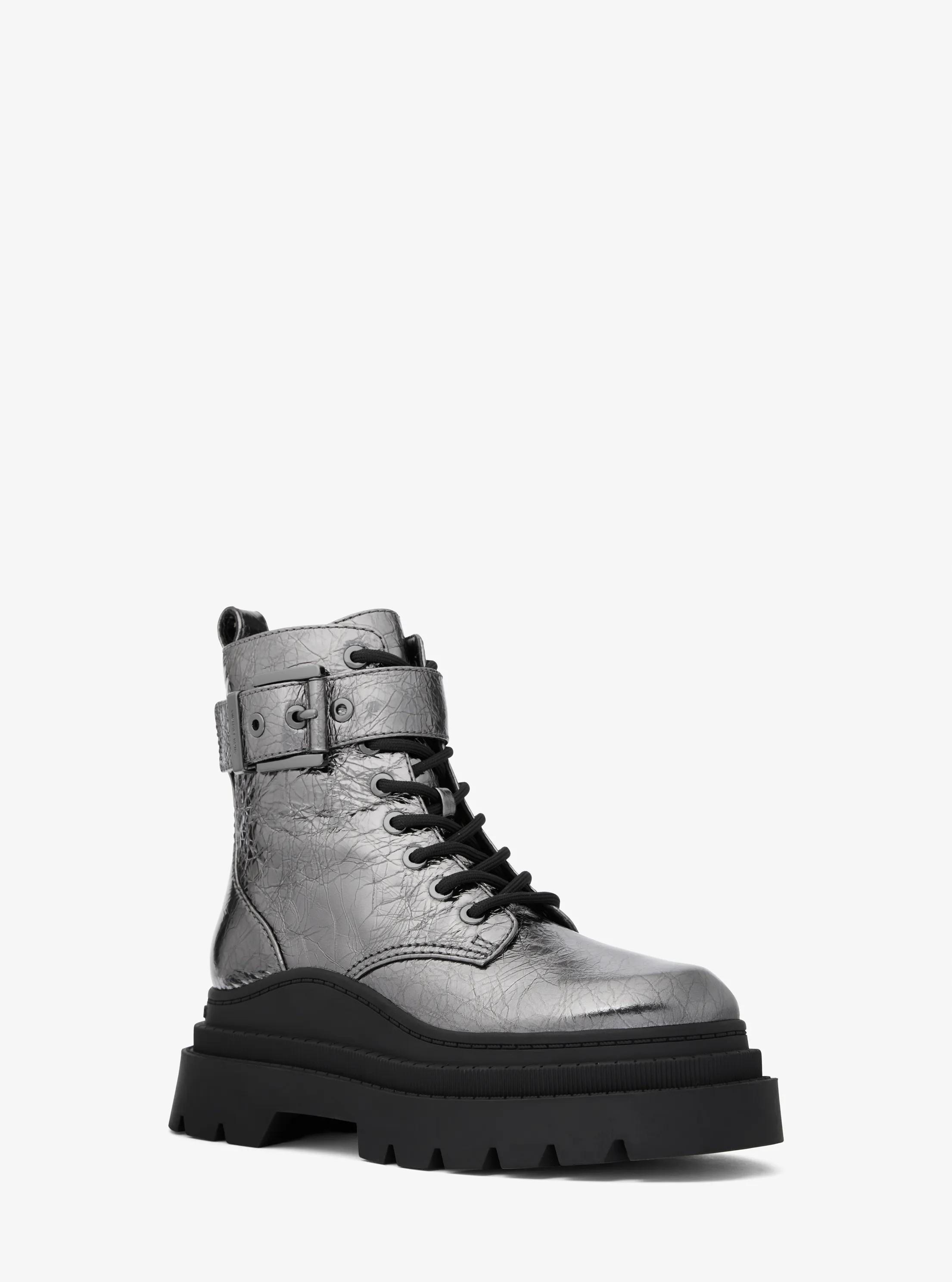 Bota de estilo militar Colby de piel cuarteada metalizada in PLOMIZO | Michael Kors
