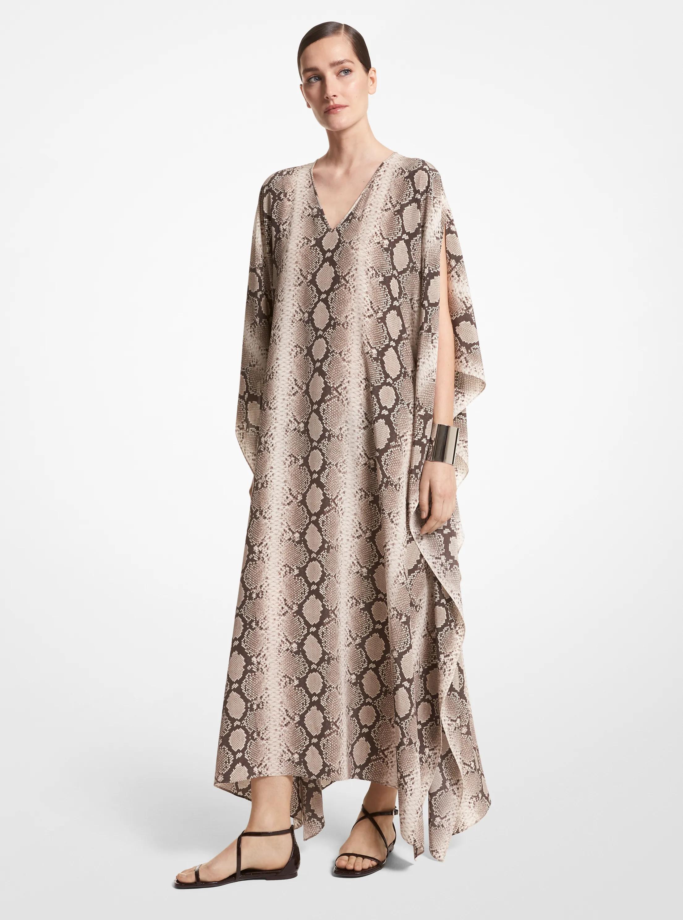 Vestido caft&aacute;n de crep&eacute; de China de seda org&aacute;nica con estampado de pit&oacute;n