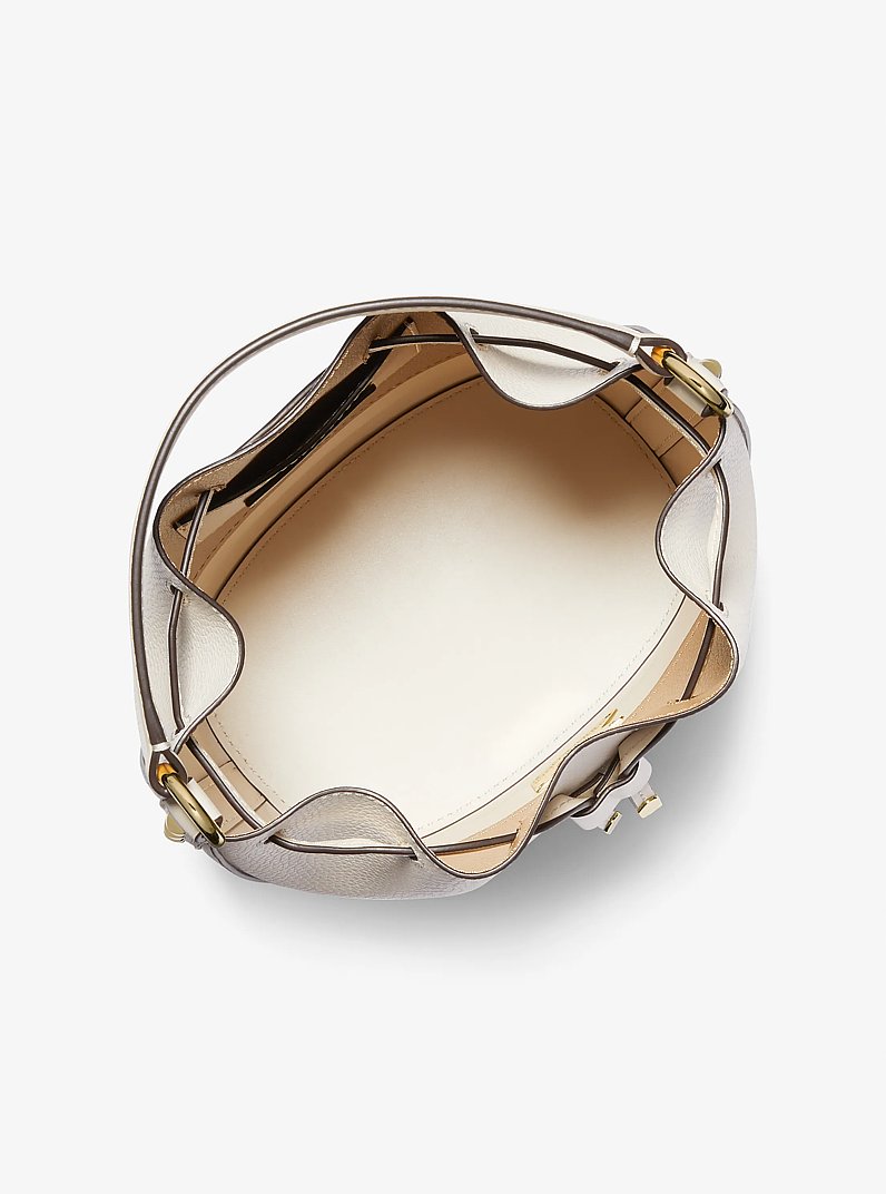 Bolso Reed mediano de cuero de grano con tachuelas