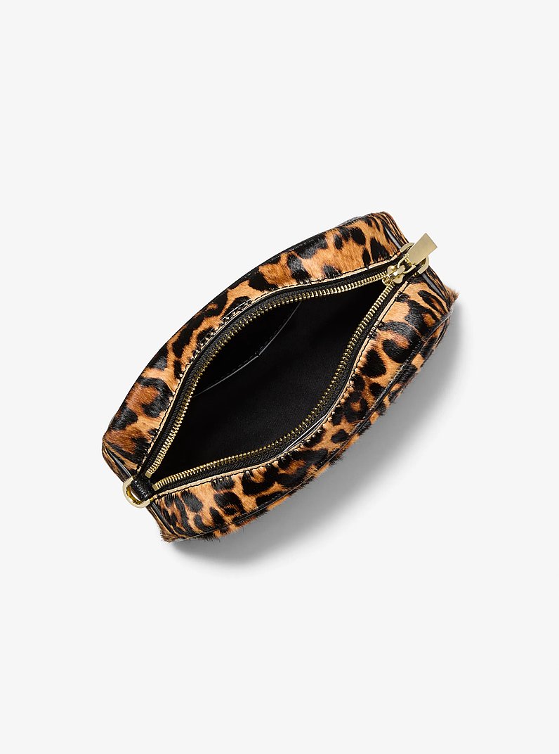 Petit sac &agrave; bandouli&egrave;re pour cam&eacute;ra Jet Set en poils de veau &agrave; imprim&eacute; l&eacute;opard in SOUCI | Michael Kors