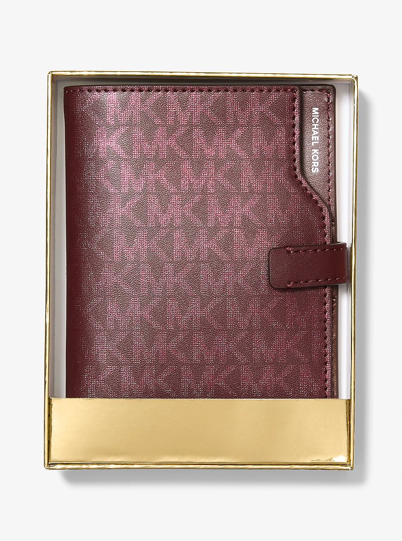 Cartera para pasaporte Jet Set metalizada con logotipo in GUINDA | Michael Kors
