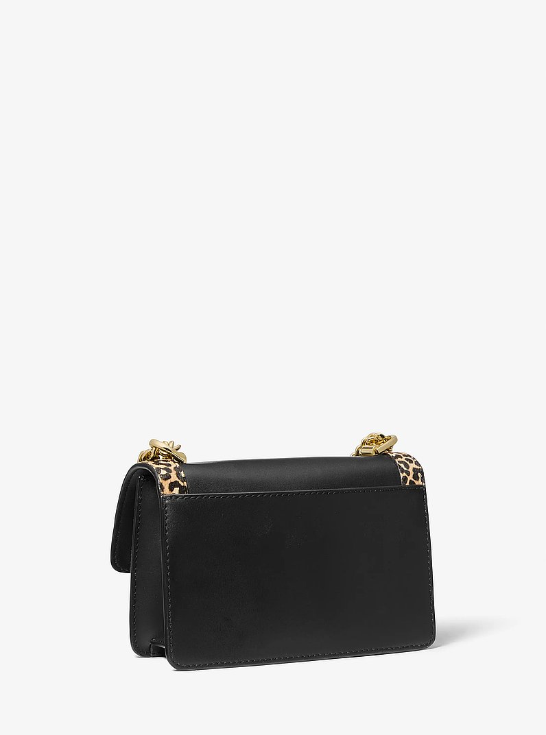 Bandolera Heather extrapeque&ntilde;a de piel y pelo de becerro con estampado de leopardo in NEGRO COMBINADO | Michael Kors